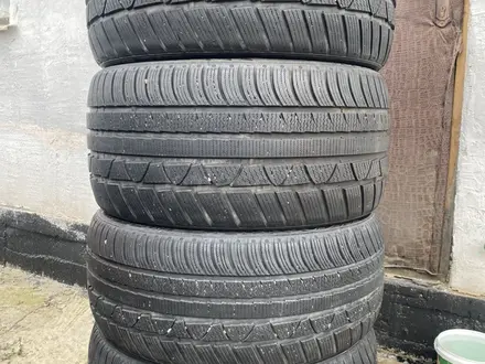 Комплект разноширокие шины 275/40/20 275/40R20 315/35/20 315/35R20. за 150 000 тг. в Алматы