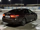 Toyota Camry 2022 года за 18 500 000 тг. в Актобе – фото 3