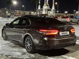 Toyota Camry 2022 года за 18 500 000 тг. в Актобе – фото 5