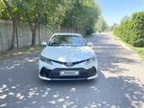 Toyota Camry 2021 года за 14 150 000 тг. в Алматы – фото 3