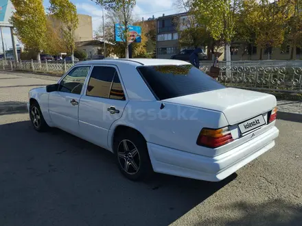 Mercedes-Benz E 220 1993 года за 1 800 000 тг. в Кокшетау – фото 2