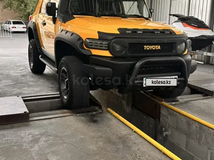 Toyota FJ Cruiser 2007 года за 12 800 000 тг. в Алматы – фото 2