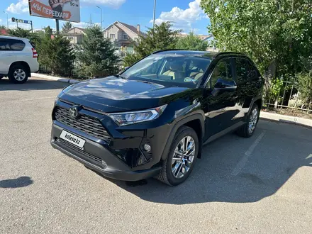 Toyota RAV4 2021 года за 12 500 000 тг. в Актобе