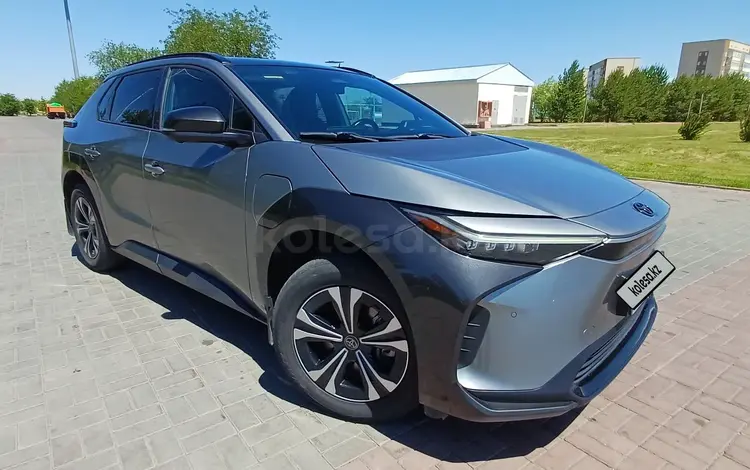 Toyota bZ4X 2022 года за 9 999 999 тг. в Алматы