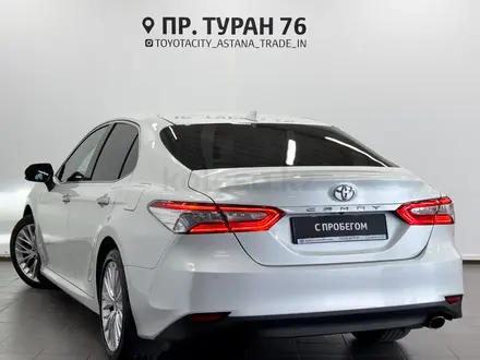 Toyota Camry 2020 года за 14 850 000 тг. в Астана – фото 2