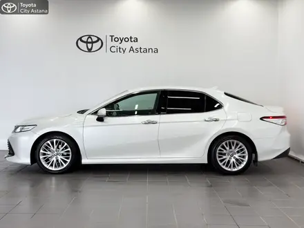 Toyota Camry 2020 года за 14 850 000 тг. в Астана – фото 3