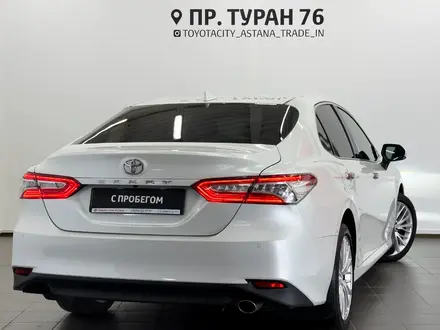 Toyota Camry 2020 года за 14 850 000 тг. в Астана – фото 18