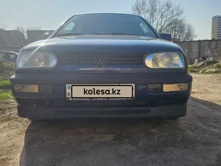 Volkswagen Golf 1994 года за 1 350 000 тг. в Алматы