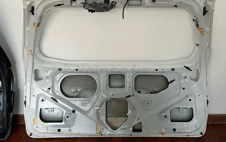 Крышка багажника Toyota Sienna 12г в наличии б/у оригиналүшін700 000 тг. в Алматы