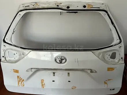 Крышка багажника Toyota Sienna 12г в наличии б/у оригинал за 700 000 тг. в Алматы – фото 2