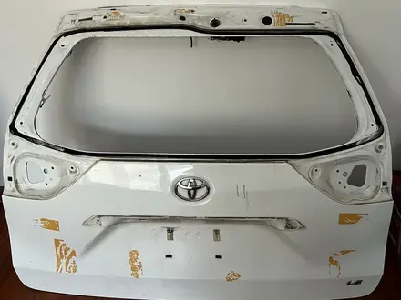 Крышка багажника Toyota Sienna 12г в наличии б/у оригинал за 700 000 тг. в Алматы – фото 2