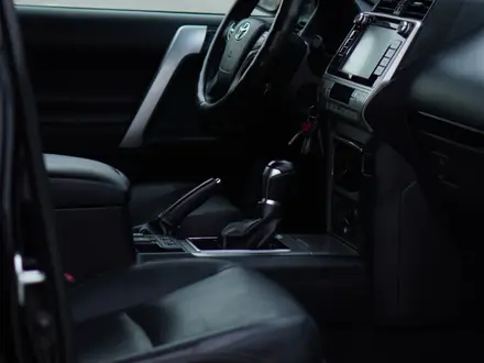Toyota Land Cruiser Prado 2018 года за 22 200 000 тг. в Алматы – фото 15