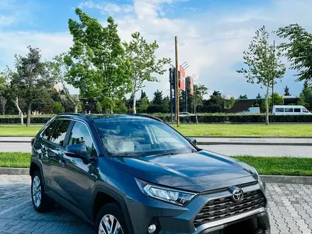 Toyota RAV4 2021 года за 15 800 000 тг. в Атырау