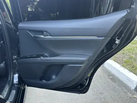 Toyota Camry 2018 года за 13 200 000 тг. в Костанай – фото 16