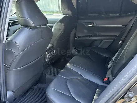 Toyota Camry 2018 года за 13 200 000 тг. в Костанай – фото 20