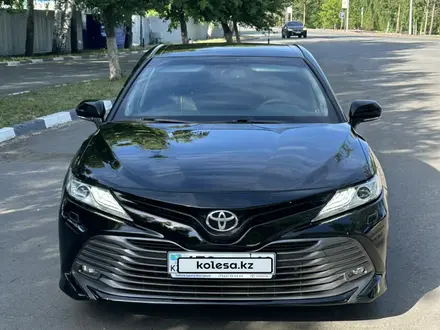 Toyota Camry 2018 года за 13 200 000 тг. в Костанай – фото 2