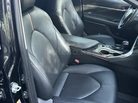 Toyota Camry 2018 года за 13 200 000 тг. в Костанай – фото 22