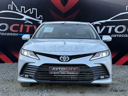 Toyota Camry 2022 года за 15 500 000 тг. в Атырау – фото 2