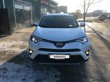 Toyota RAV4 2018 годаfor17 000 000 тг. в Актобе – фото 2