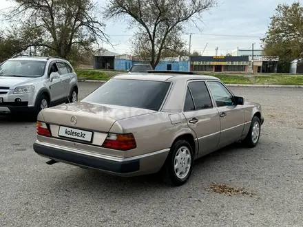 Mercedes-Benz E 200 1993 года за 2 300 000 тг. в Кулан – фото 18