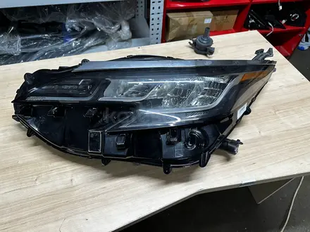 Фара левая Toyota Sienna за 470 000 тг. в Алматы