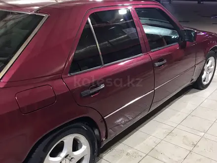 Mercedes-Benz E 280 1993 года за 2 500 000 тг. в Атырау – фото 3