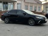 Toyota Camry 2017 года за 8 200 000 тг. в Жанаозен – фото 3