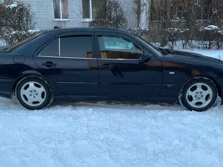 Mercedes-Benz E 240 1998 года за 3 100 000 тг. в Петропавловск – фото 2