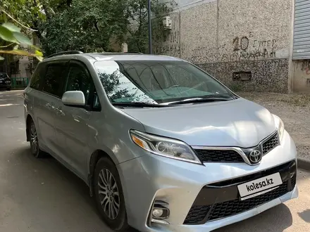 Toyota Sienna 2016 года за 14 000 000 тг. в Алматы