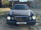 Mercedes-Benz E 320 1999 года за 2 800 000 тг. в Актобе – фото 2