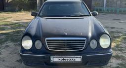 Mercedes-Benz E 320 1999 года за 2 800 000 тг. в Актобе – фото 2