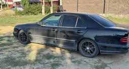 Mercedes-Benz E 320 1999 года за 2 800 000 тг. в Актобе – фото 3