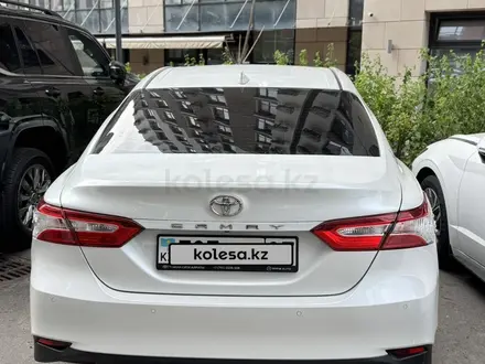 Toyota Camry 2021 года за 12 700 000 тг. в Алматы – фото 2