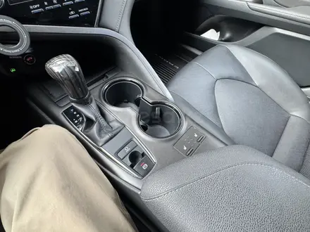 Toyota Camry 2021 года за 12 700 000 тг. в Алматы – фото 8
