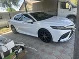 Toyota Camry 2021 года за 13 500 000 тг. в Алматы – фото 2