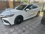 Toyota Camry 2021 года за 13 500 000 тг. в Алматы – фото 3