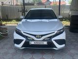 Toyota Camry 2021 года за 13 500 000 тг. в Алматы