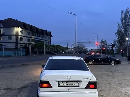 Mercedes-Benz E 220 1993 года за 2 000 000 тг. в Алматы