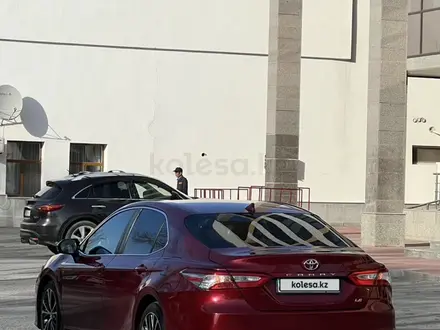 Toyota Camry 2018 года за 10 000 000 тг. в Кызылорда – фото 2