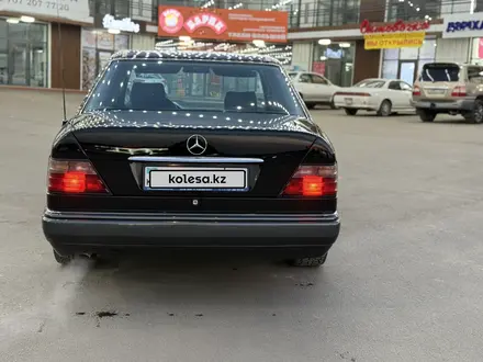 Mercedes-Benz E 220 1993 года за 3 150 000 тг. в Алматы – фото 7