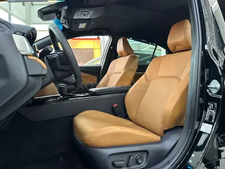Toyota Camry Luxe 2025 года за 24 190 000 тг. в Петропавловск – фото 6