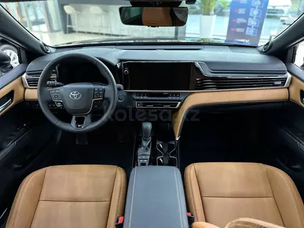 Toyota Camry Luxe 2025 года за 24 190 000 тг. в Петропавловск – фото 8