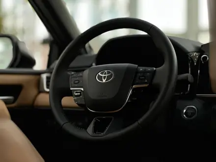 Toyota Camry Luxe 2025 года за 24 190 000 тг. в Петропавловск – фото 13