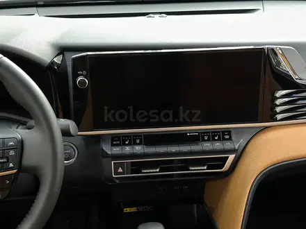 Toyota Camry Luxe 2025 года за 24 190 000 тг. в Петропавловск – фото 15