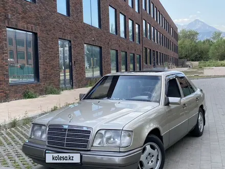 Mercedes-Benz E 220 1994 года за 2 700 000 тг. в Алматы