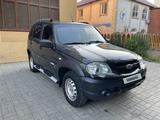 Chevrolet Niva 2012 года за 1 800 000 тг. в Уральск – фото 3