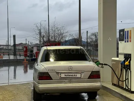 Mercedes-Benz E 280 1994 года за 2 500 000 тг. в Атырау – фото 3