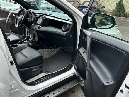 Toyota RAV4 2018 года за 17 500 000 тг. в Алматы – фото 19