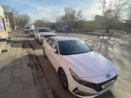 Hyundai Elantra 2022 года за 11 200 000 тг. в Караганда – фото 2