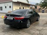 Toyota Camry 2016 года за 9 000 000 тг. в Жанаозен – фото 2